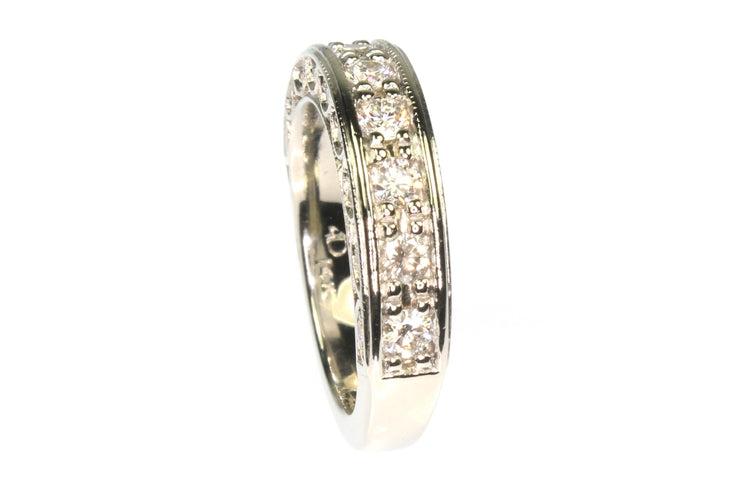 .95ctw Three Sided Diamond Band